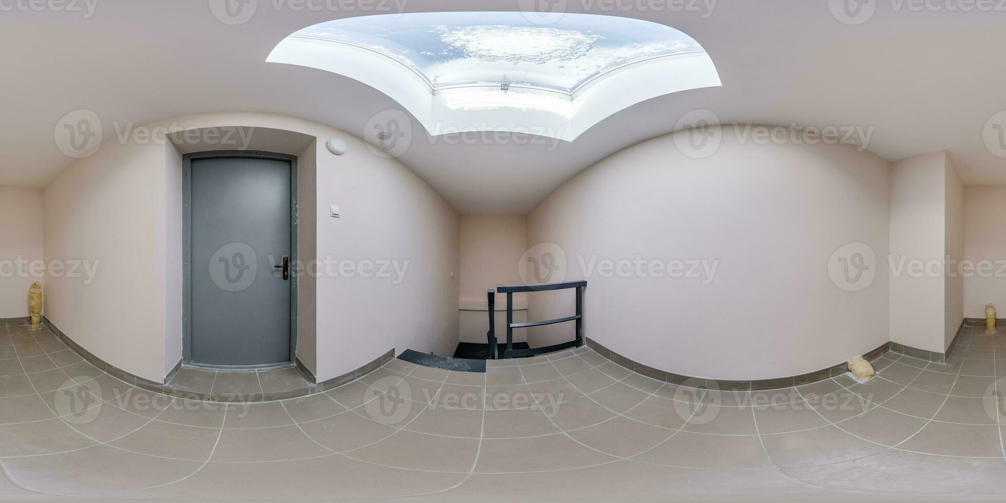 lleno sin costura esférico hdri 360 panorama en interior de pequeño vacío blanco habitación con puerta y ventana en techo en equirrectangular proyección foto