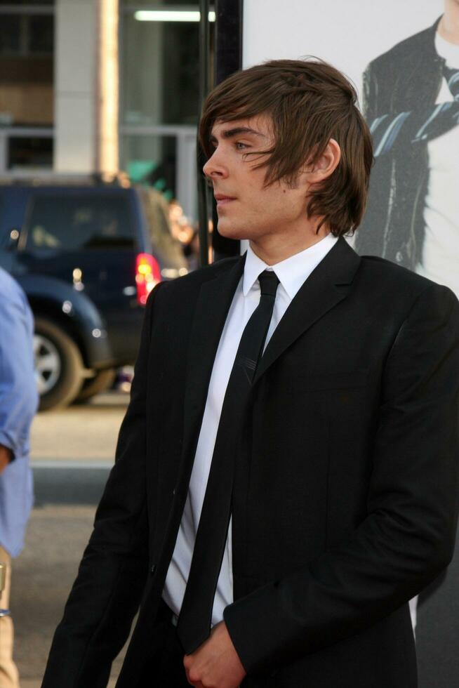 Zac Efron  arriving at the 17 Again Premiere at Graumans Chinese Theater in Los Angeles CA on April 14 20092009 photo