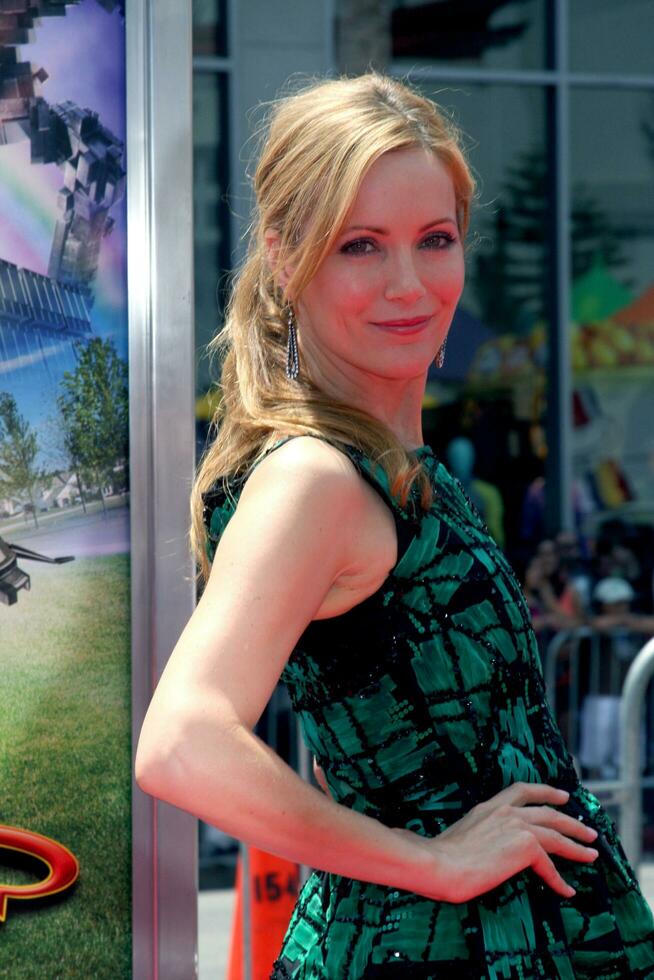 Leslie Mann arriving at the Shorts Premiere at Gaumans Chinese Theater in Hollywood CA on August 15 2009 2009 Kathy Hutchins Hutchins Photo