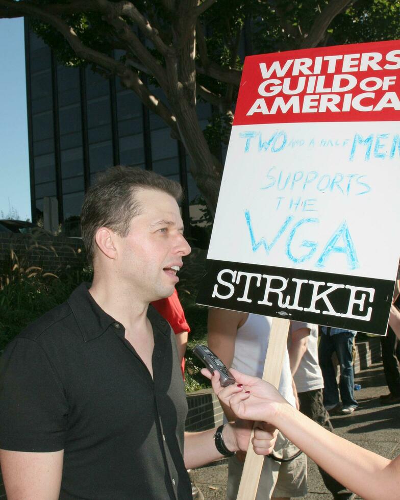 Jon Cryer Screen Actors Guild Support the Writers Guild of America Strike Outside NBCUniversal Studios Lot Lankershim Blvd Los Angeles CA November 13 2007 2007 Kathy Hutchins Hutchins Photo