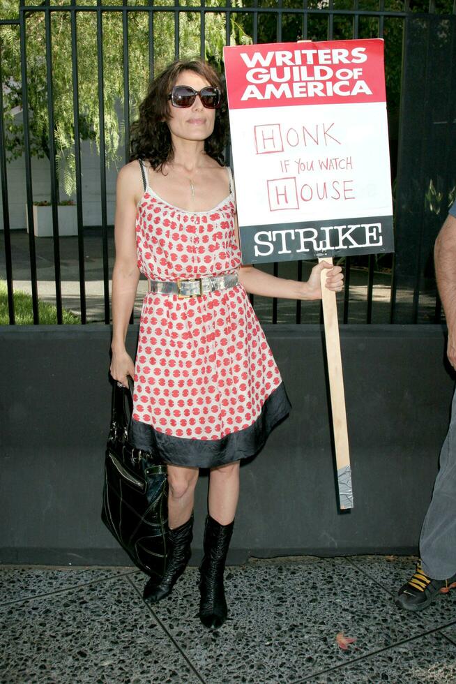 Lisa Edelstein Screen Actors Guild Support the Writers Guild of America Strike Outside NBCUniversal Studios Lot Lankershim Blvd Los Angeles CA November 13 2007 2007 Kathy Hutchins Hutchins Photo