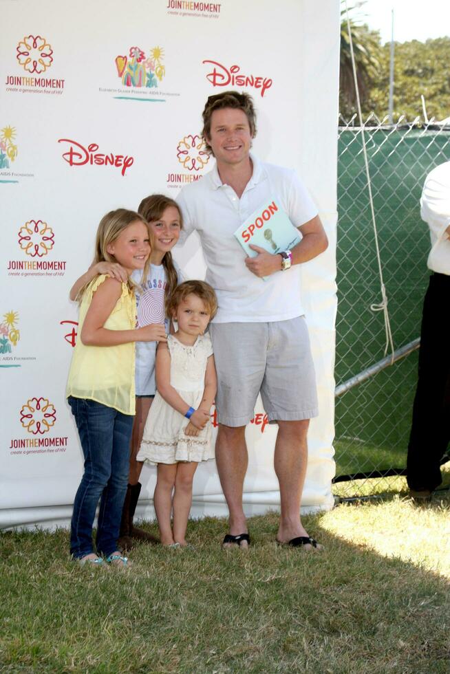 porra arbusto y su niños llegando a un hora para héroes celebridad carnaval beneficiando el elizabeth vidriado pediatría SIDA Fundación a el wadsworth teatro jardines en madera del oeste , California en junio 7, 2009 foto