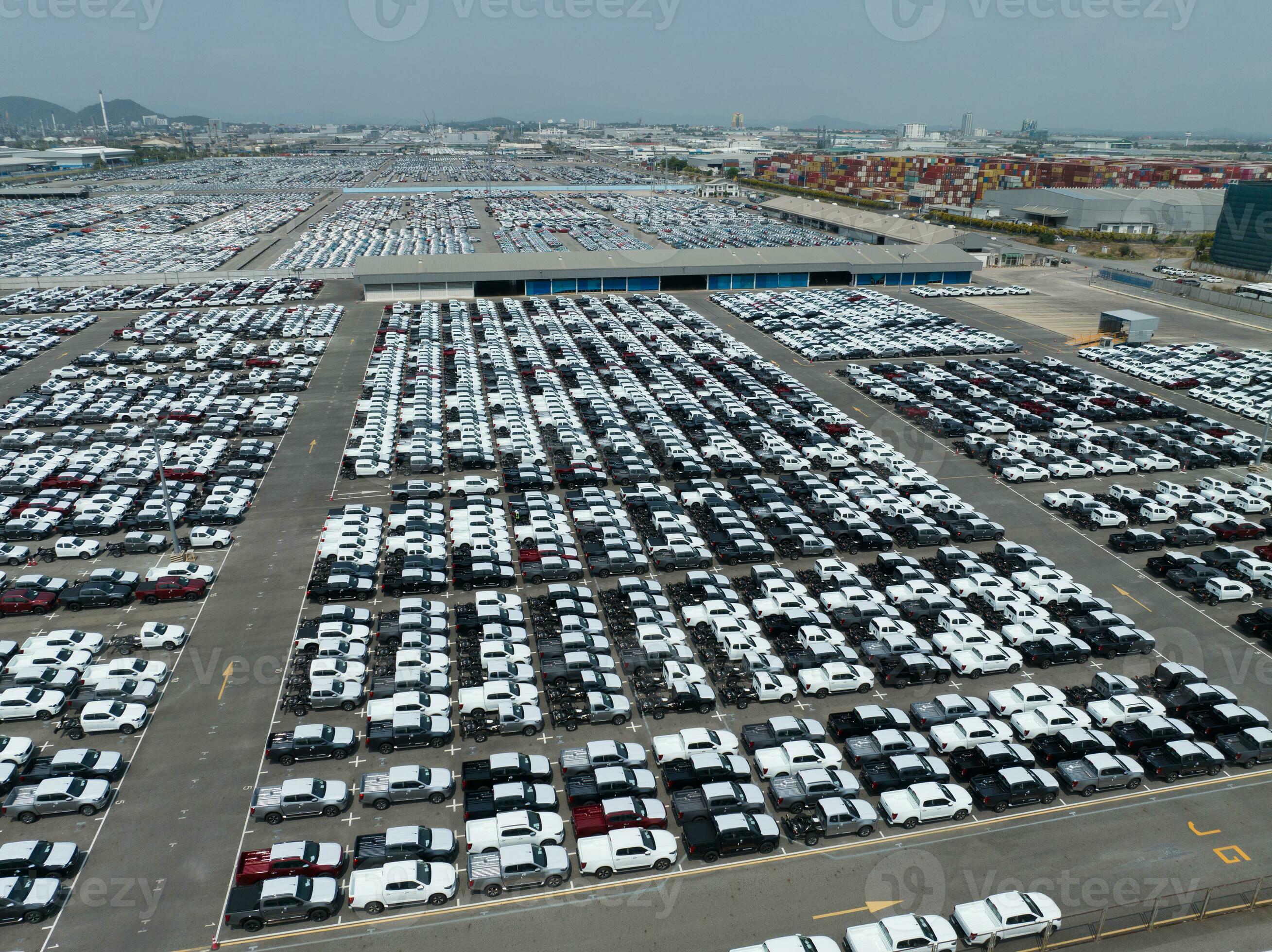 Vista a rea de las existencias de autos nuevos en el estacionamiento de