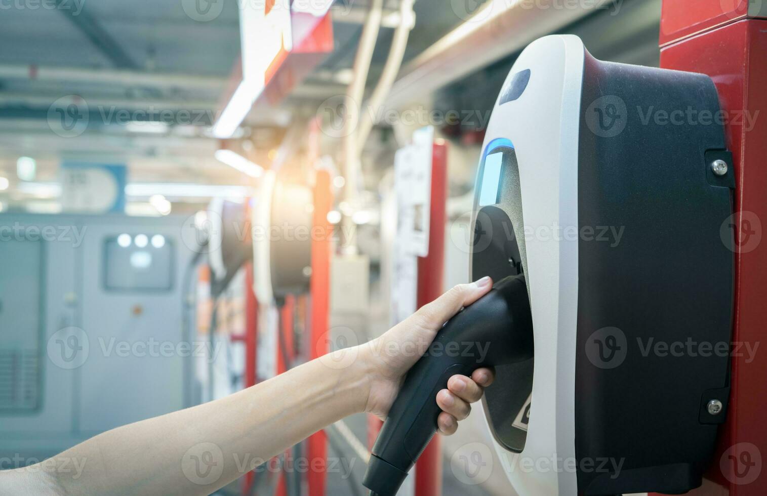 mano participación eléctrico enchufar cargador a eléctrico vehículo cargando estación. comercial ev coche cargando punto para cargar ev batería. sostenible fuerza. verde tecnología. limpiar y sostenible energía. foto