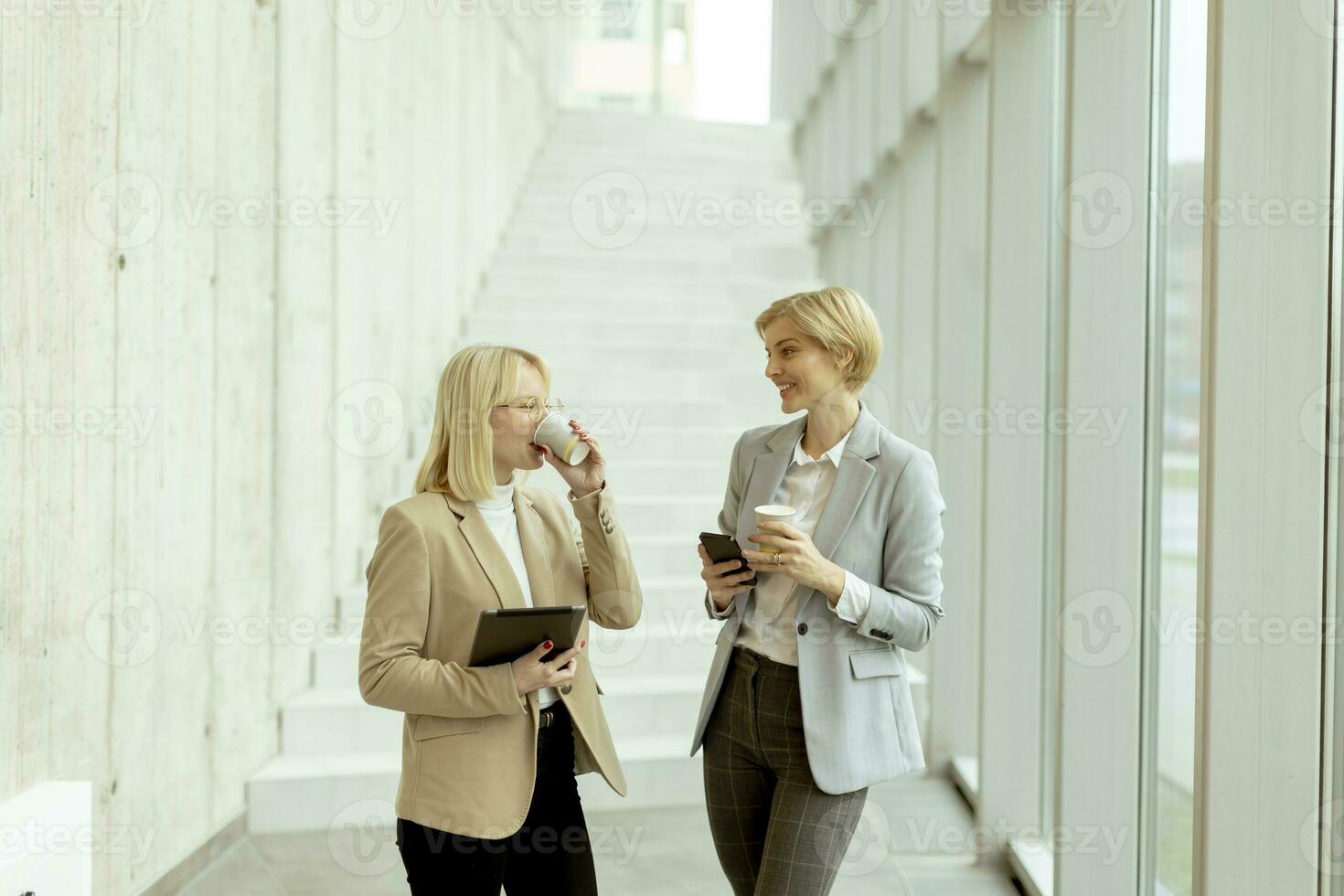 mujer de negocios caminando en el pasillo de la oficina foto