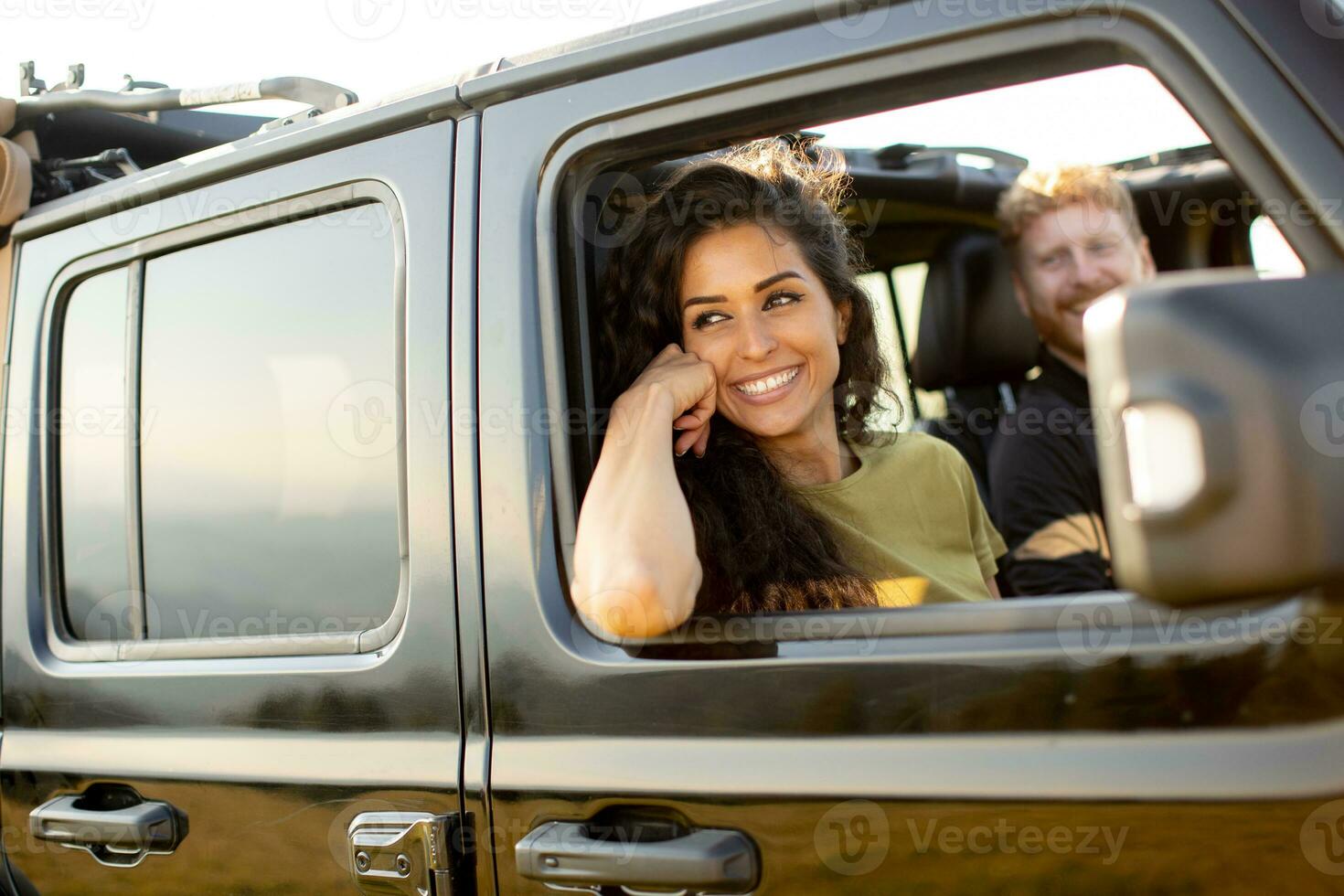 pareja divirtiéndose en roadtrip foto