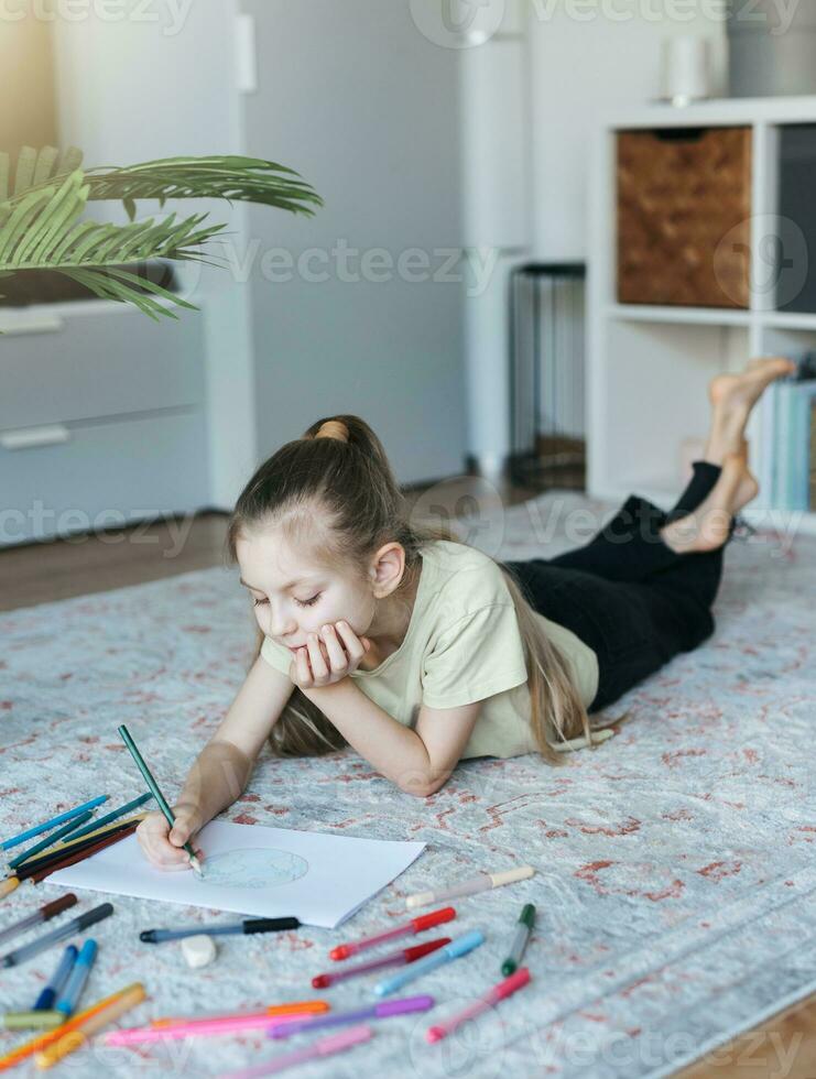 niño niña dibujo con vistoso lapices foto