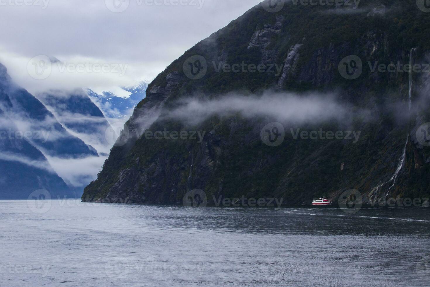 crucero barco junto a montaña a milfordsound Fiordland nacional parque Southland nuevo Zelanda foto