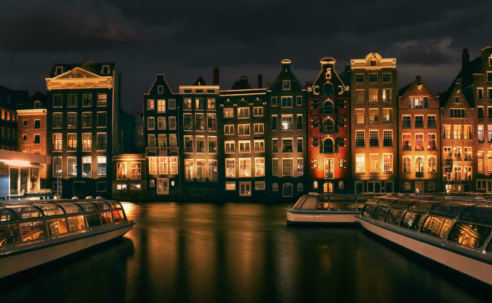 noche escena con increíble arquitectura y barcos en canal a Amsterdam ciudad, Países Bajos foto