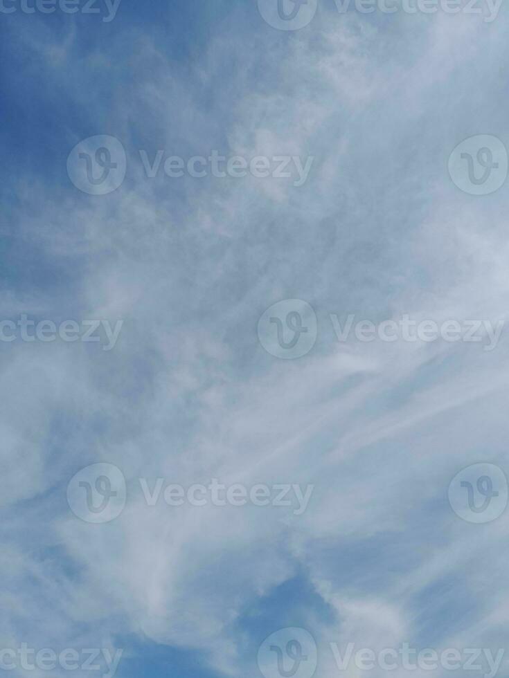 nubes blancas en el cielo azul. hermoso fondo azul brillante. nubosidad ligera, buen tiempo. nubes rizadas en un día soleado. foto