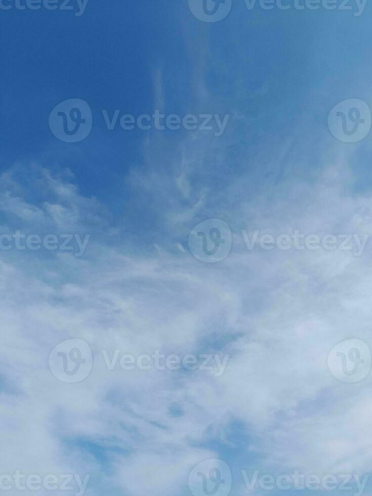 nubes blancas en el cielo azul. hermoso fondo azul brillante. nubosidad ligera, buen tiempo. nubes rizadas en un día soleado. foto