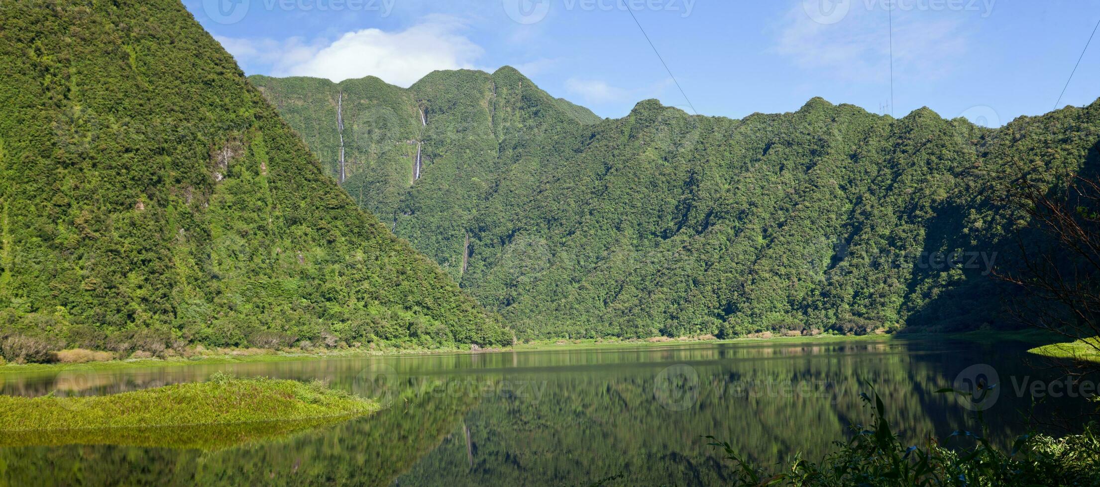 grand etang y las cascadas de bras d'annette en la isla de la reunión foto