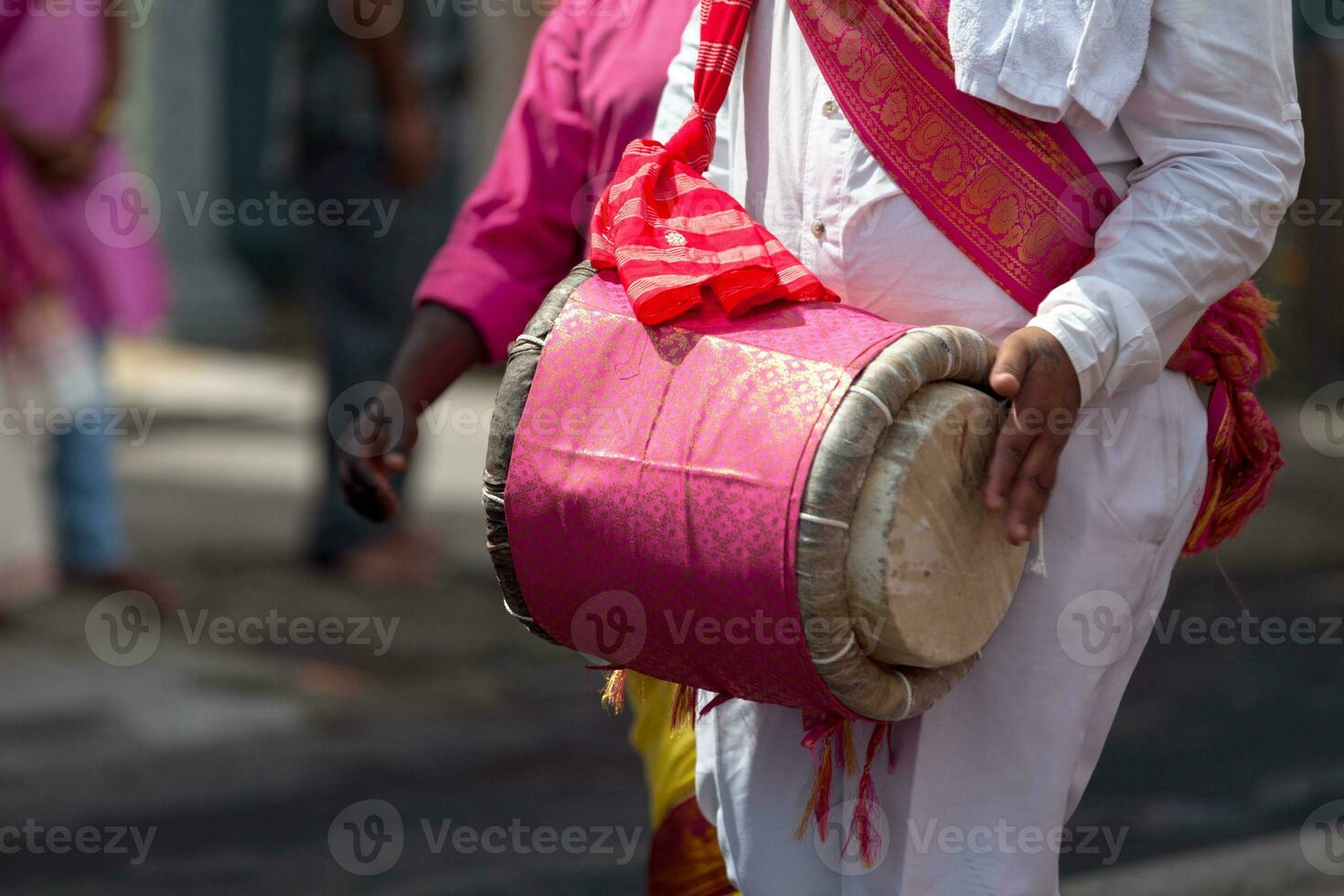 percusionista jugando con un dholak durante el carnaval de grandioso bucán foto