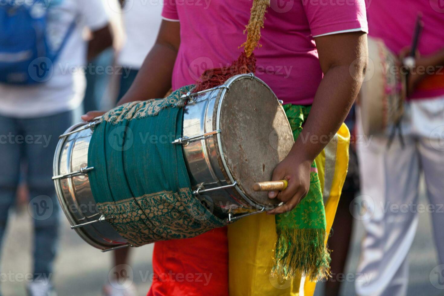 percusionista jugando con un dholak durante el carnaval de grandioso bucán foto