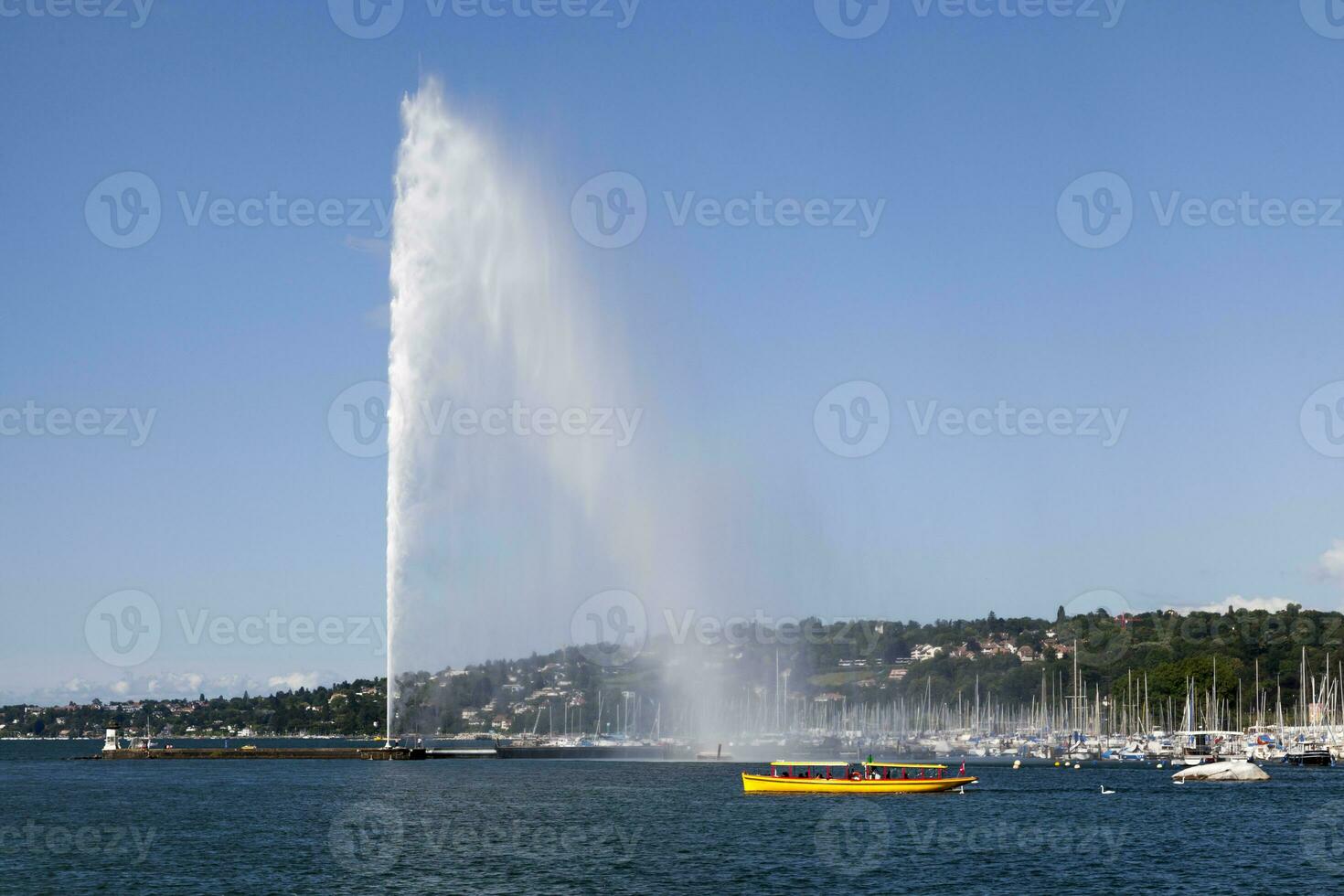 Jet d'Eau fountain in Geneva photo