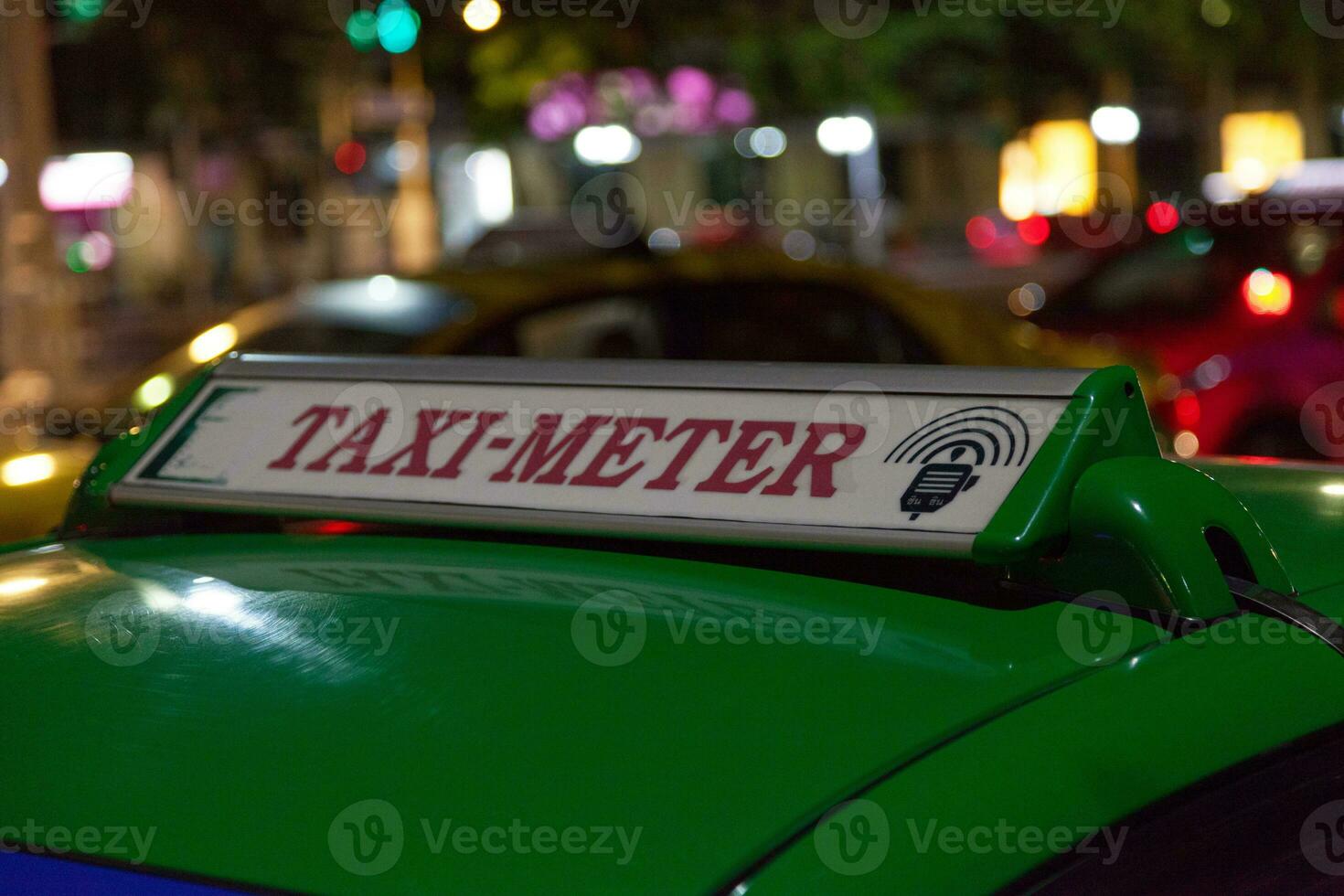 tailandés Taxi firmar por noche foto