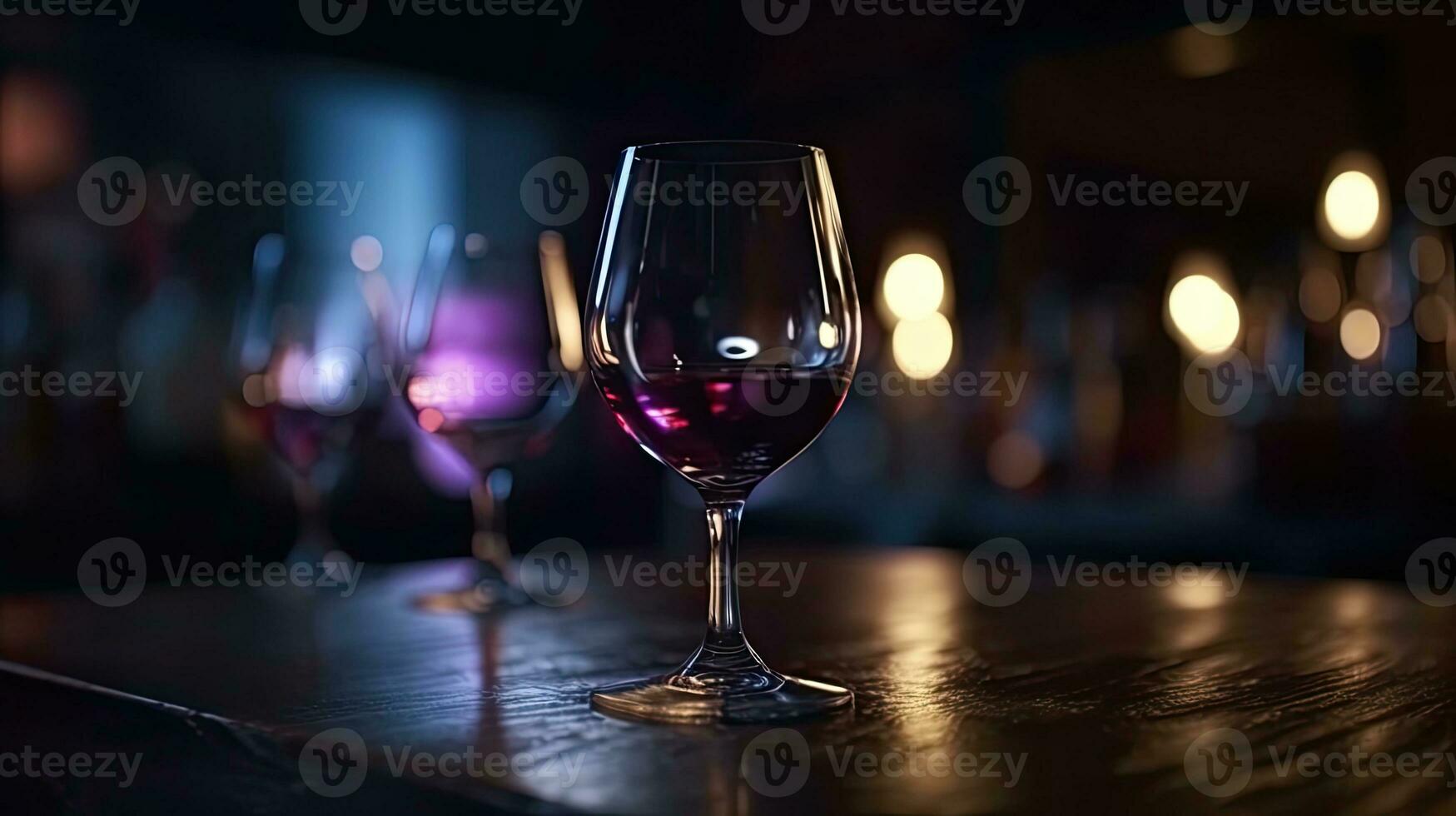 recortado Disparo de vino lentes en de madera mesa a difuminar Encendiendo antecedentes para noche fiesta. foto