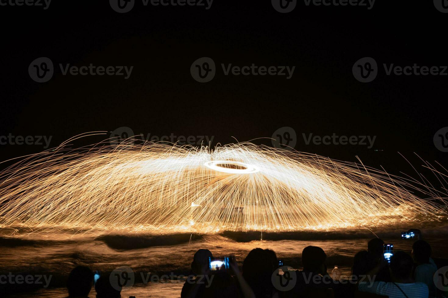 increíble fuego espectáculo en el playa a sai kaew playa, mu koh samed Rayong tailandia foto