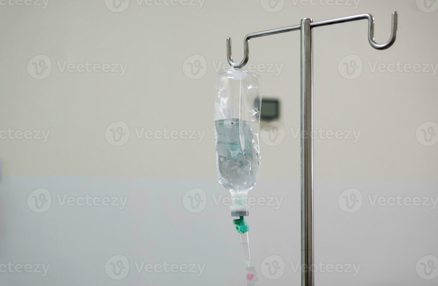 iv bolso colgando en un metal polo en el hospital habitación foto