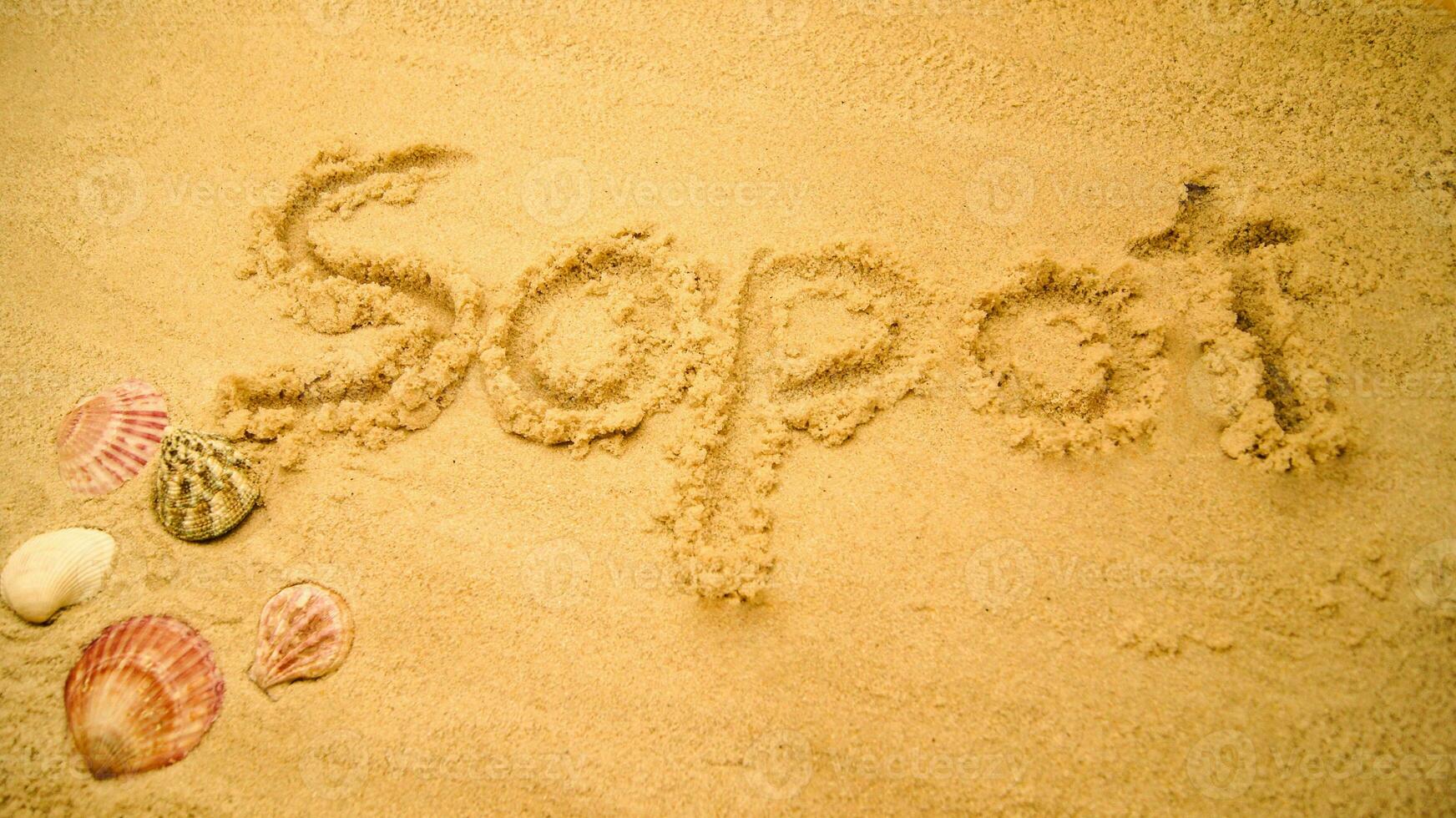 letras en arena en un playa. fiesta composición para sopot en Polonia foto
