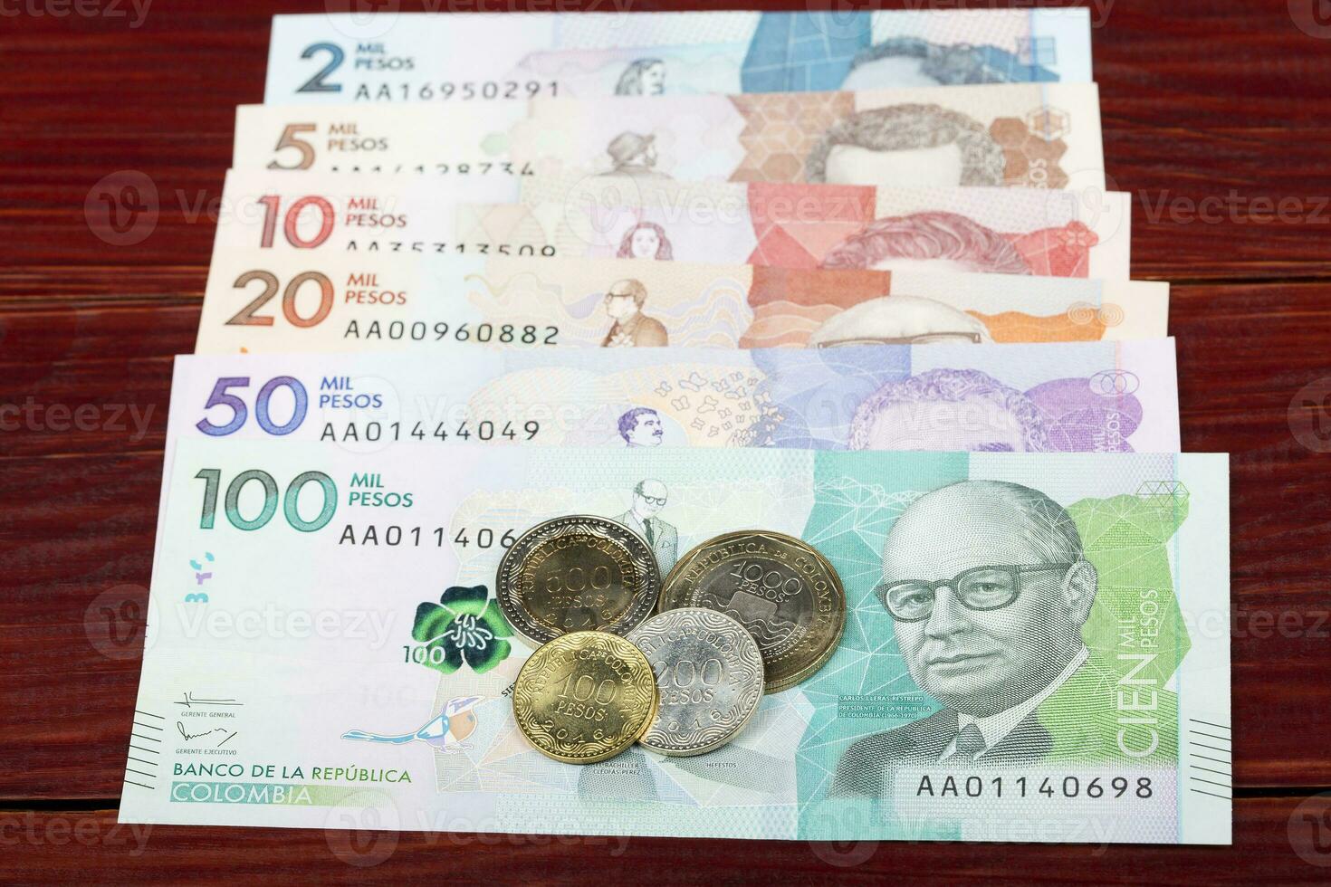 Colombiana pesos monedas y billetes foto