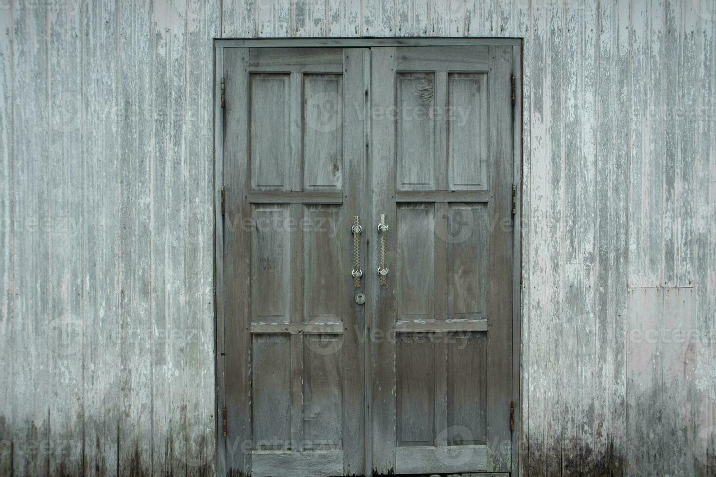 el fondo puertas y paredes son antiguo madera y el pintar es astillado y dañado foto