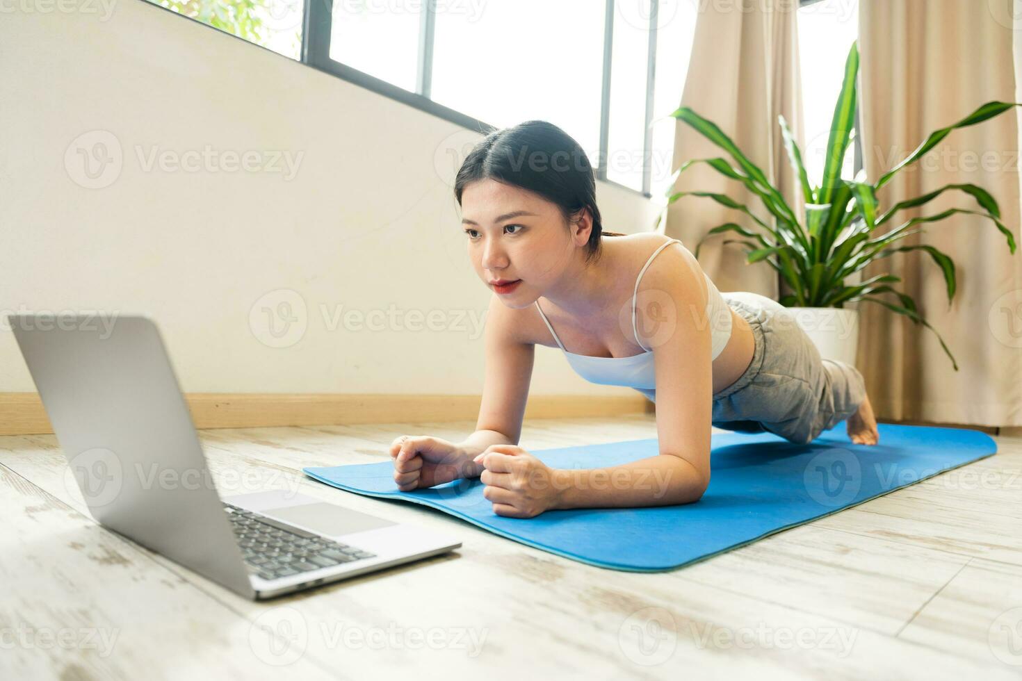 chica asiática haciendo ejercicio en casa foto