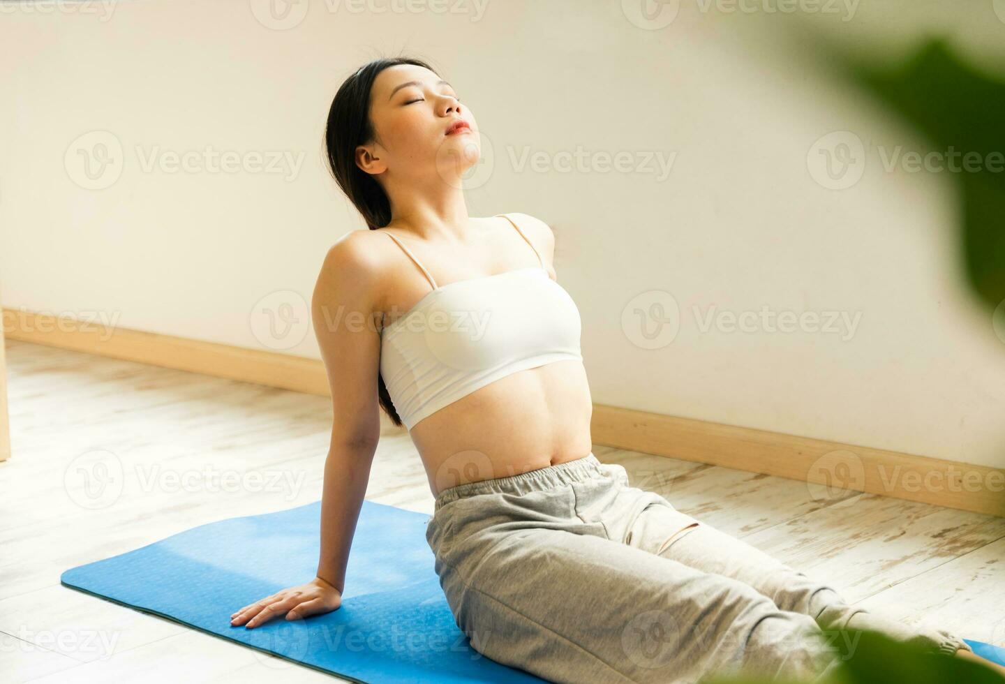 chica asiática haciendo ejercicio en casa foto