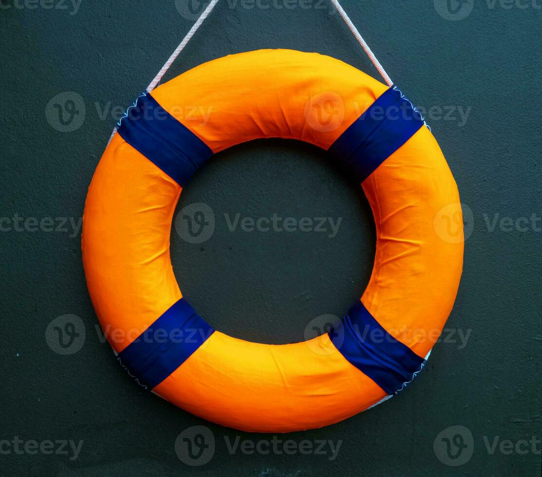 anillo caucho naranja amarillo azul color redondo circulo vacío blanco símbolo firmar decoración verano temporada hora nadando piscina agua ola Oceano río mar viaje viaje turismo la seguridad accidente playa emergencia foto