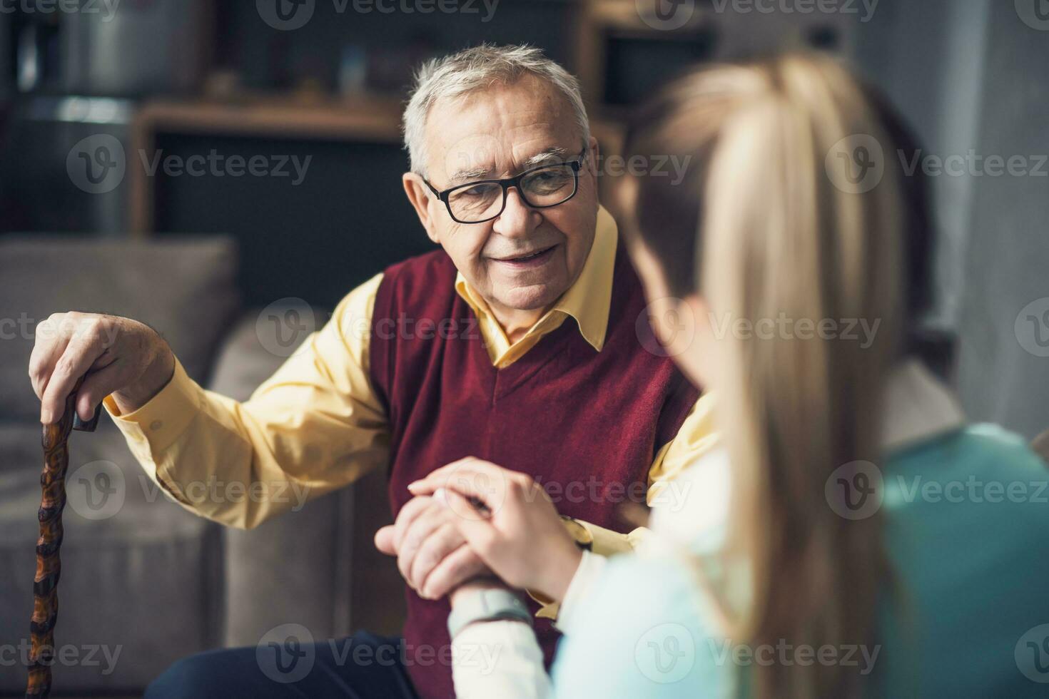 hogar médico es visitando mayor hombre a cheque su salud. profesional cuidador es ayudando antiguo hombre a su hogar. foto