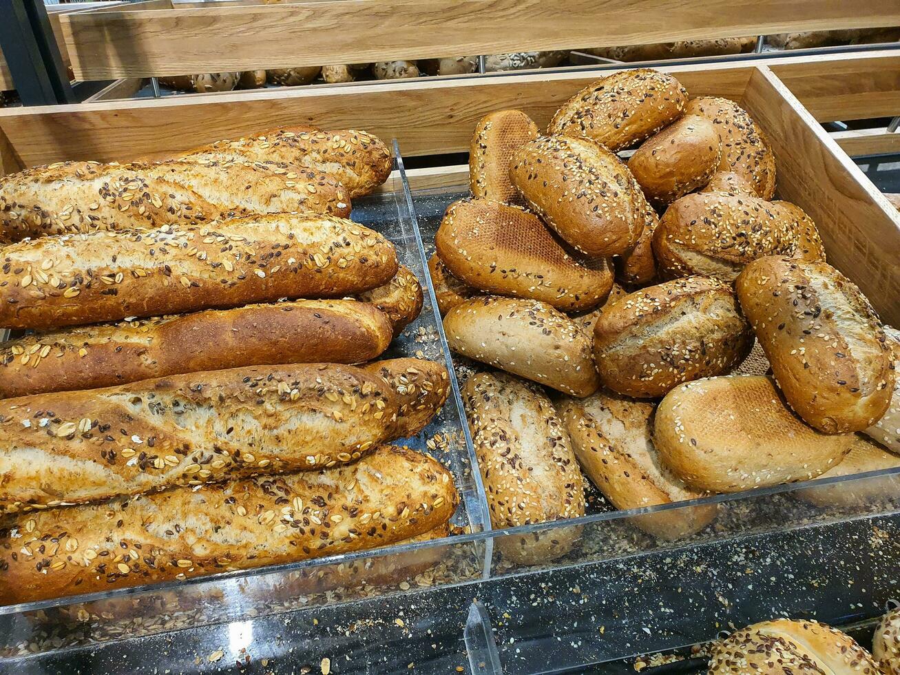 diferente tipos de francés baguettes en un panadería foto