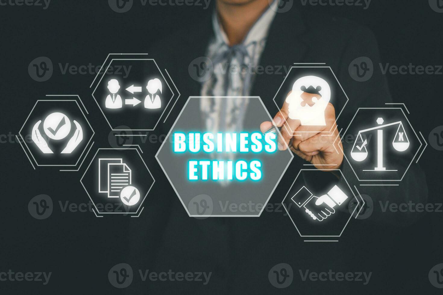 negocio ética comportamiento y modales concepto, negocio mujer escoger negocio ética icono en virtual pantalla. foto