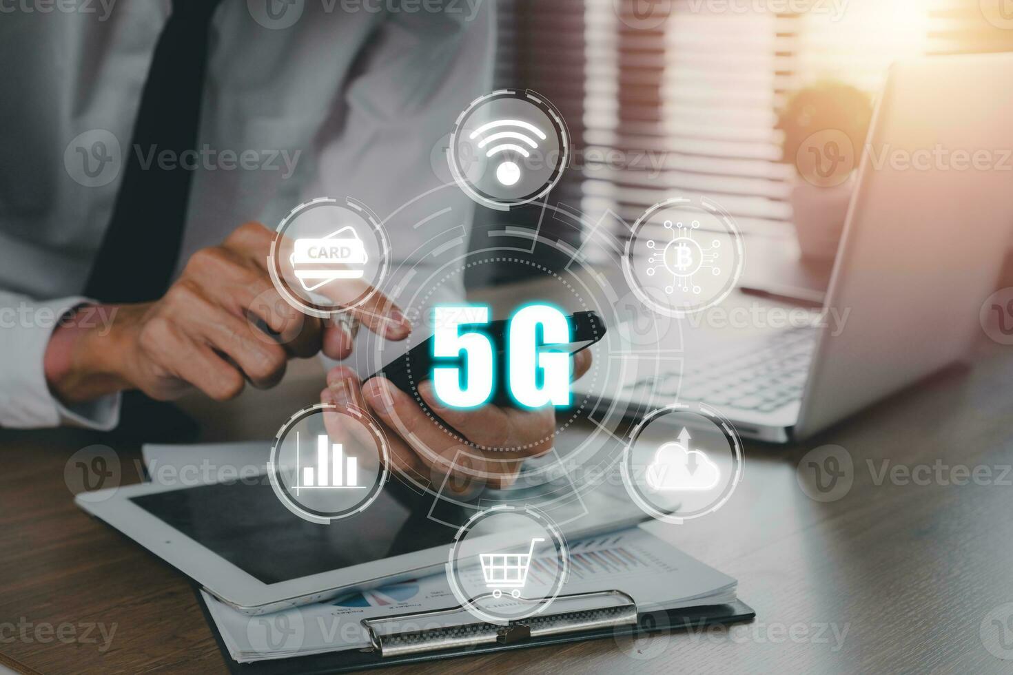 global comunicación red concepto, hombre mano utilizando inteligente teléfono con 5g y Wifi icono en virtual pantalla, mundo amplio negocio, alta velocidad móvil Internet, nuevo Generacion redes mezclado medios de comunicación.. foto