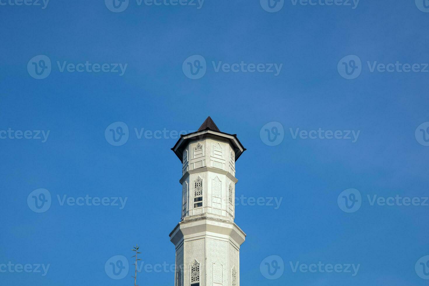 purwakarta, 05 mayo 2023 - ver de el alminar de el tajug gede cilodong mezquita en contra un azul cielo como un fondo, situado en cilodong, Purwakarta foto