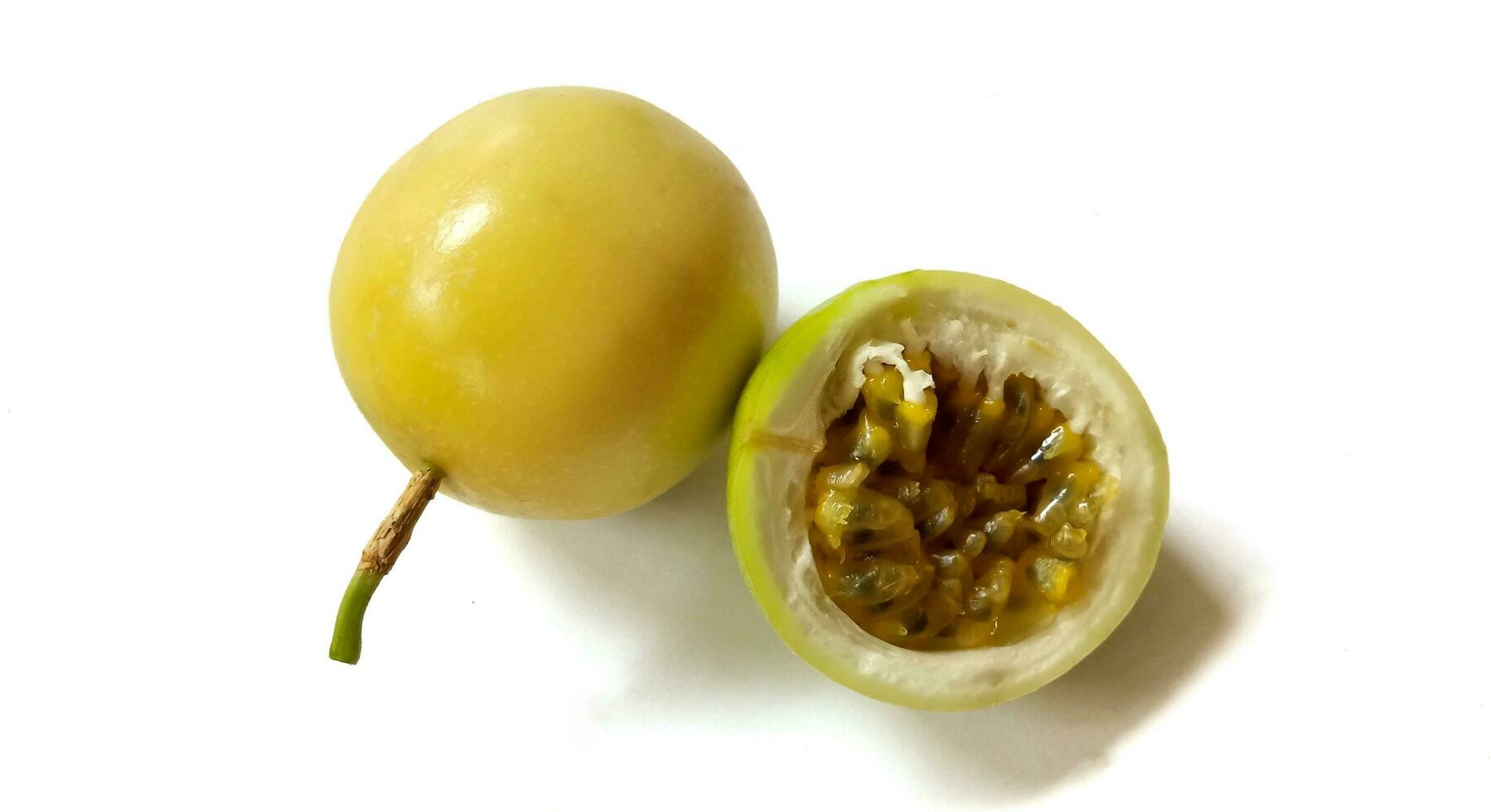 amarillo pasión Fruta con cortar en medio aislado en blanco antecedentes. foto