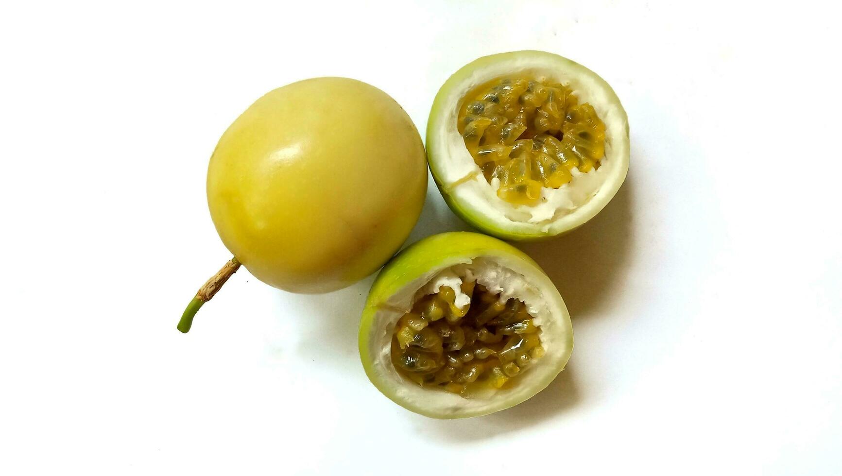amarillo pasión Fruta con cortar en medio aislado en blanco antecedentes. foto
