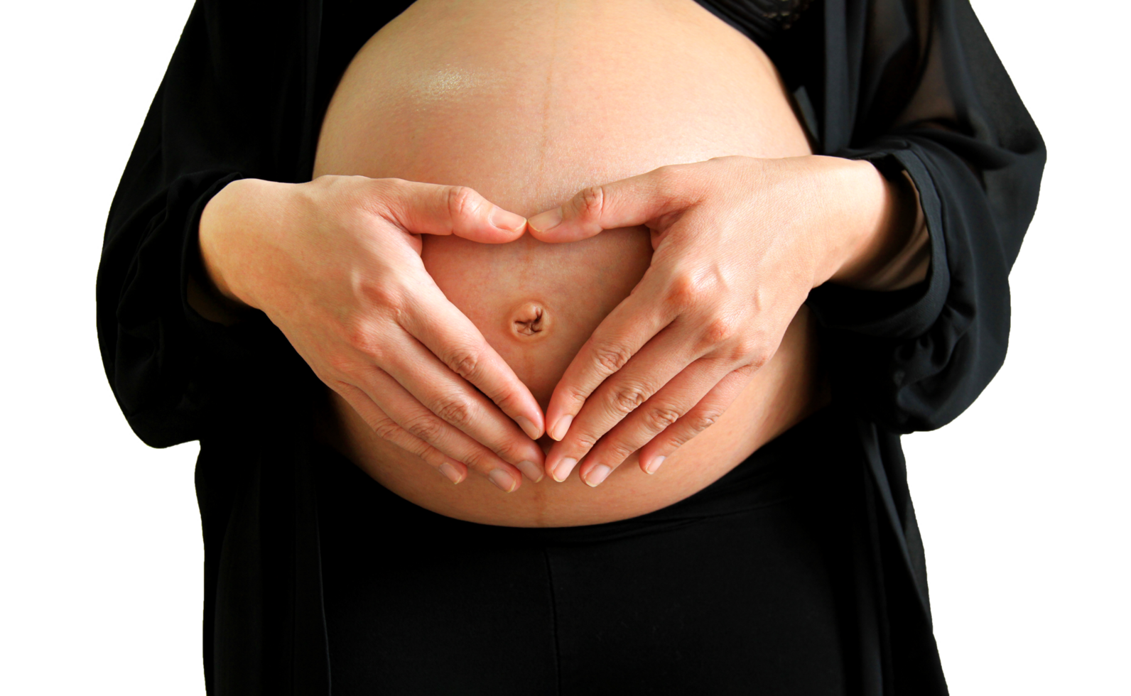 cerca arriba embarazada mujer en negro vestir formando forma de corazón con su manos terminado su estómago aislado en transparente antecedentes. el embarazo 7-9 meses, maternidad, amar, expectativa. png transparencia.