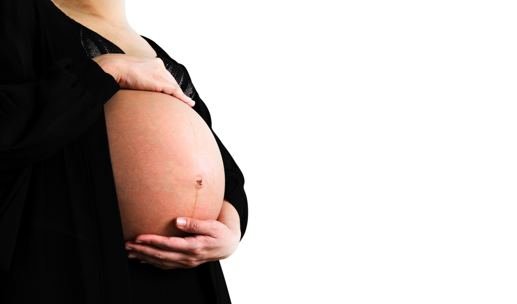 Enceinte femme dans noir robe et détient mains sur gonflé ventre