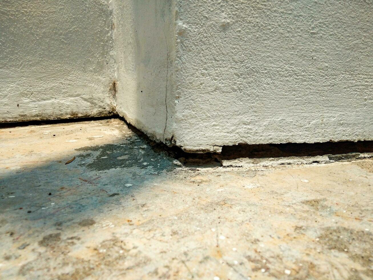 cracked concrete building  Land subsidence, earthquake, non-standard construction photo