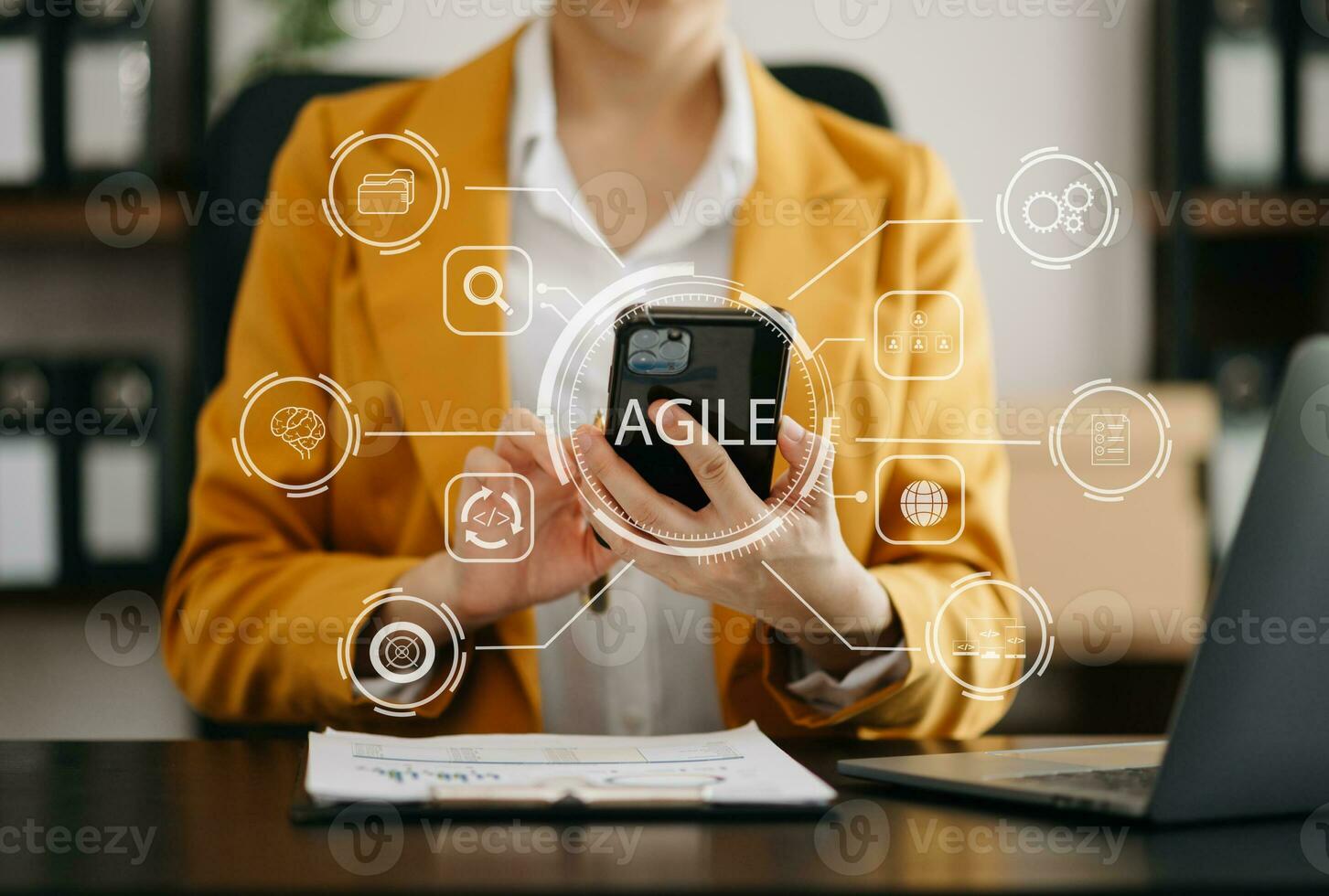 ágil desarrollo metodología concepto. negocio mano utilizando ordenador portátil computadora y tableta con virtual pantalla ágil icono en oficina digital tecnología concepto. foto