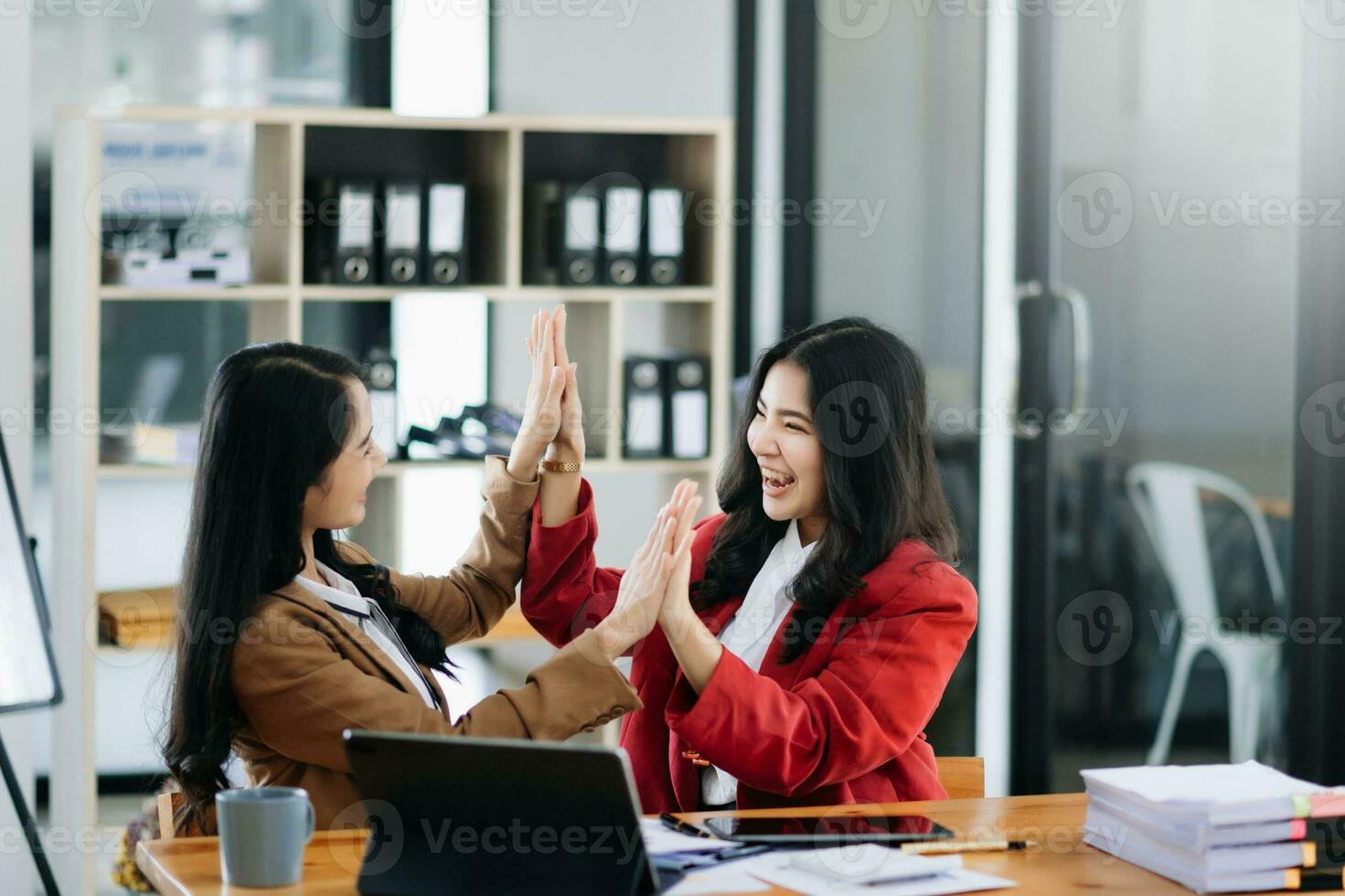 joven asiático negocio equipo creativo gente de negocios compañero de trabajo, trabajo en equipo celebrando logro y en planificación diseño en oficina foto