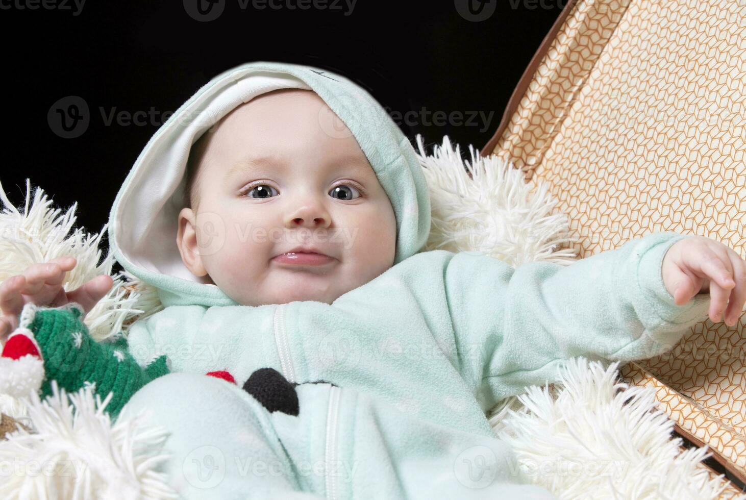 un pequeño niño mentiras en un retro maleta. un gracioso niño. chico a cuatro meses foto