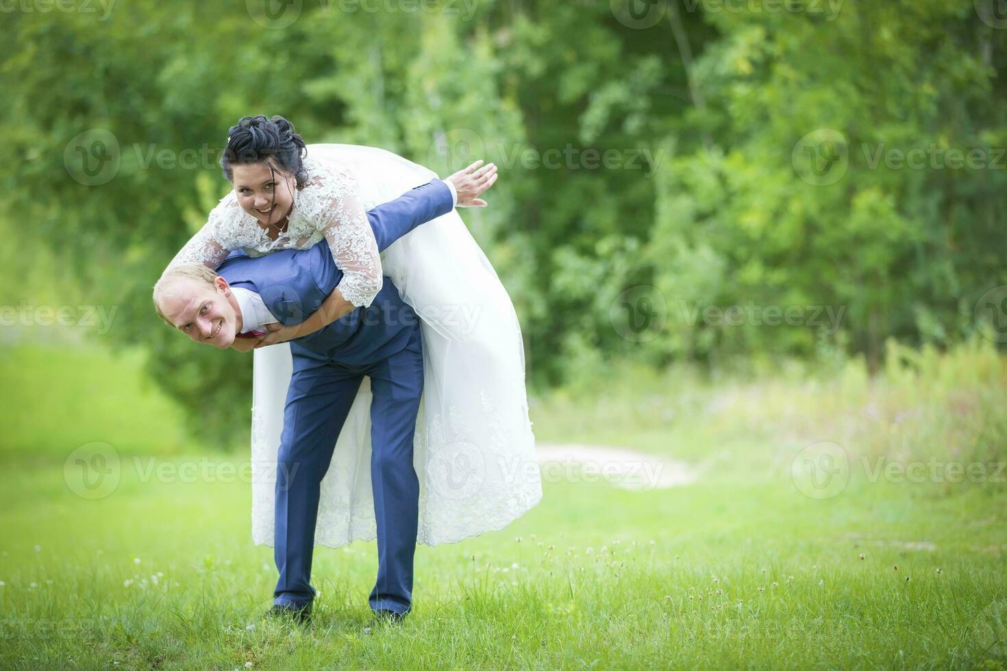 humorístico Boda fotografía. el Delgado novio es participación un gordo, alegre novia en su atrás. foto