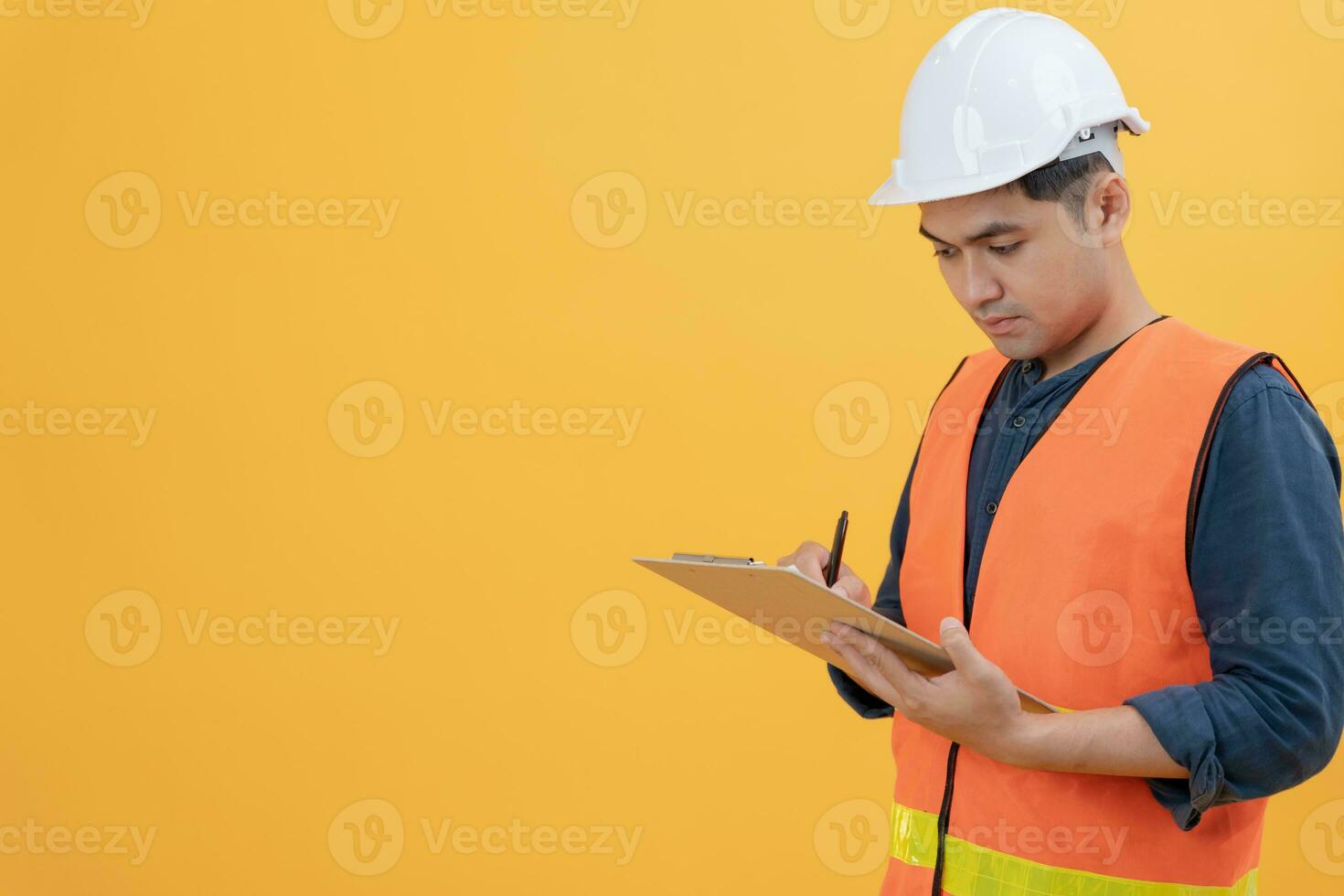 ingeniero vestir la seguridad en color espalda suelo. inspector inspección por Lista de