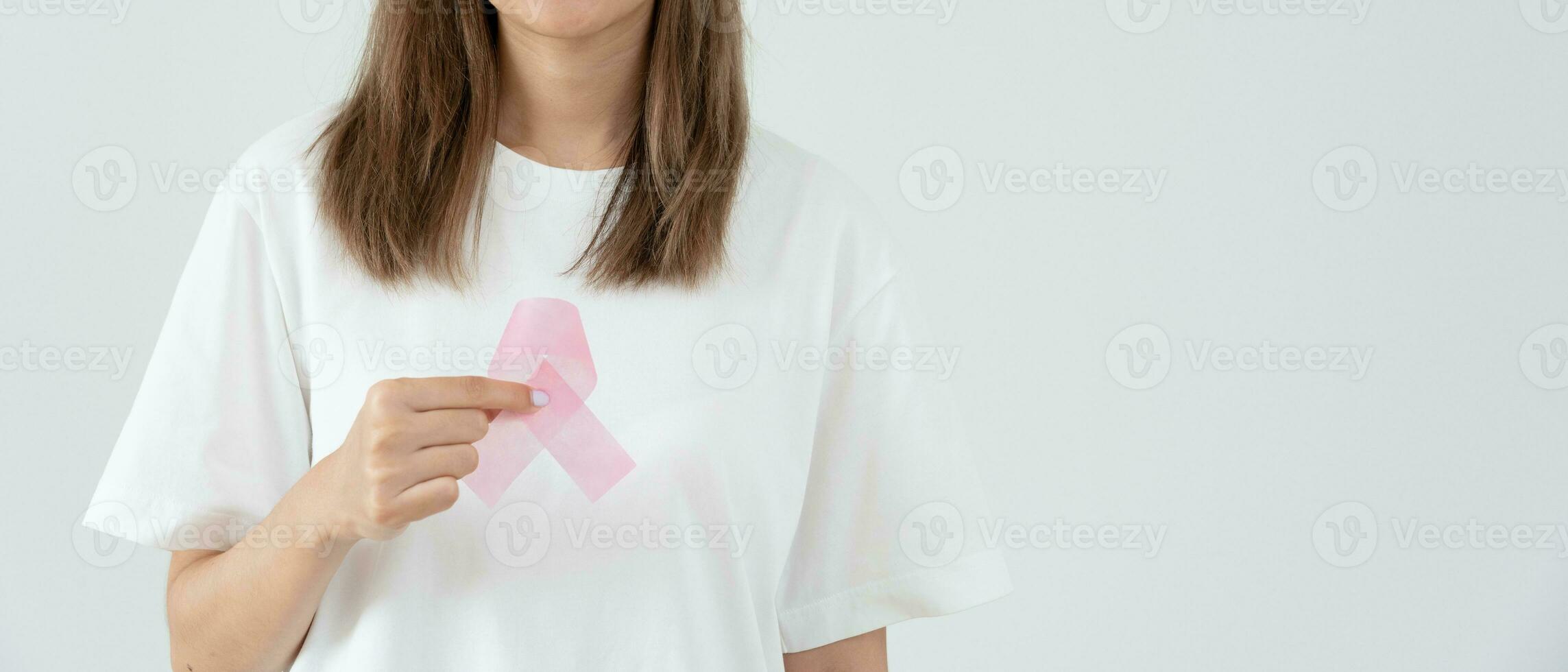 mujer sostenga la conciencia del cáncer de mama de cinta rosa. conciencia de control de salud femenina. día internacional de la mujer y día mundial contra el cáncer. cáncer de signo, simbólico, cuidado de la salud, pacientes de apoyo, diagnóstico oportuno foto