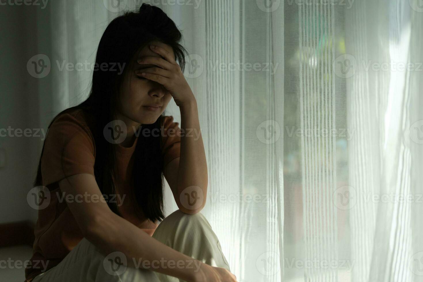 infeliz mujer asiática niña decepcionada, triste por el problema solo en casa, se siente sola, estresada, sufre de mala relación, ruptura, divorcio, mujer confundida, depresión salud mental, soledad foto