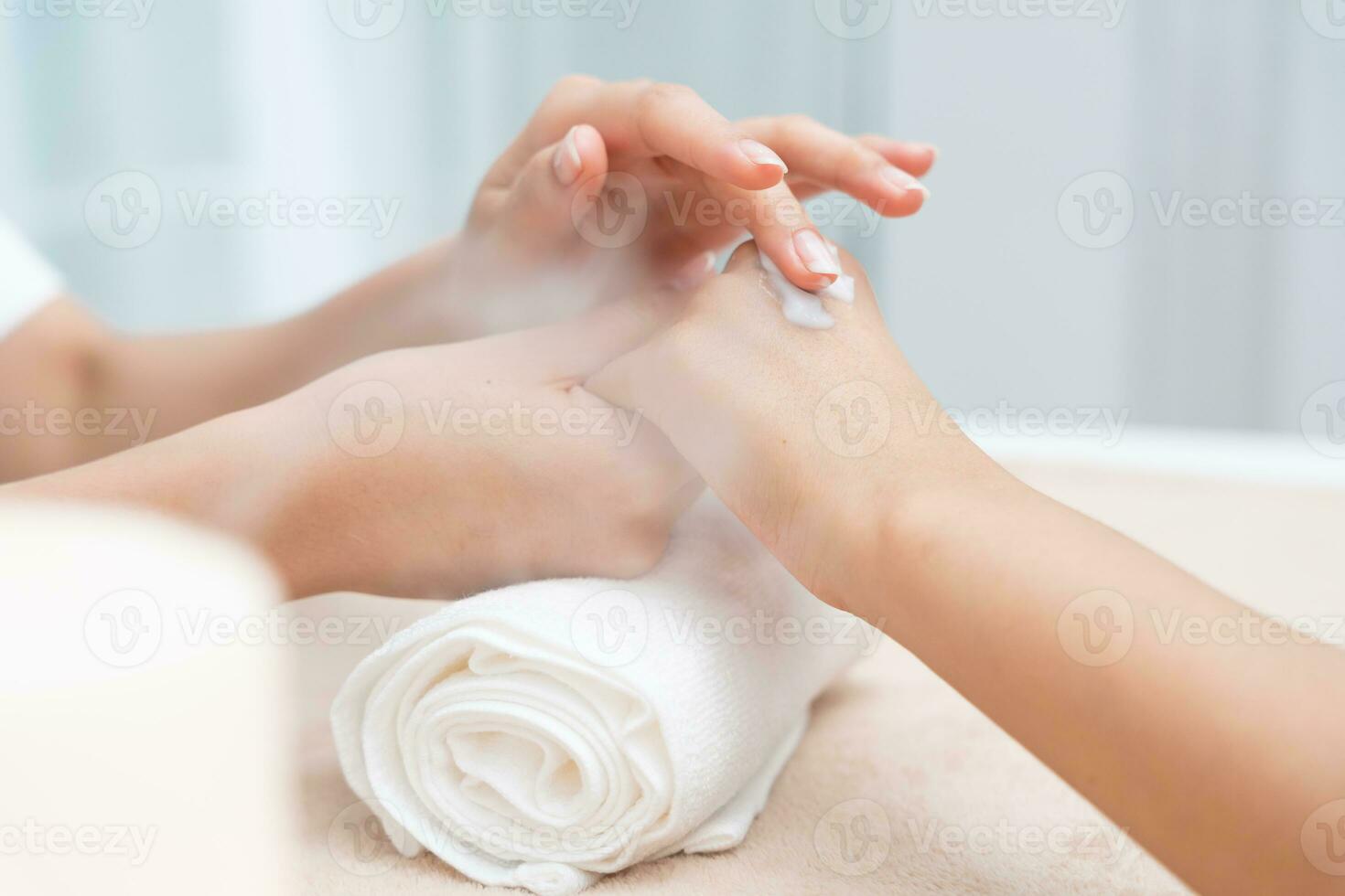 https://static.vecteezy.com/system/resources/previews/024/083/504/non_2x/spa-and-treatment-skin-hand-woman-applying-organic-moisturizing-hand-cream-hand-skin-care-concept-winter-female-skin-protection-beautiful-woman-skin-care-with-hand-cream-lotion-on-hands-photo.jpg