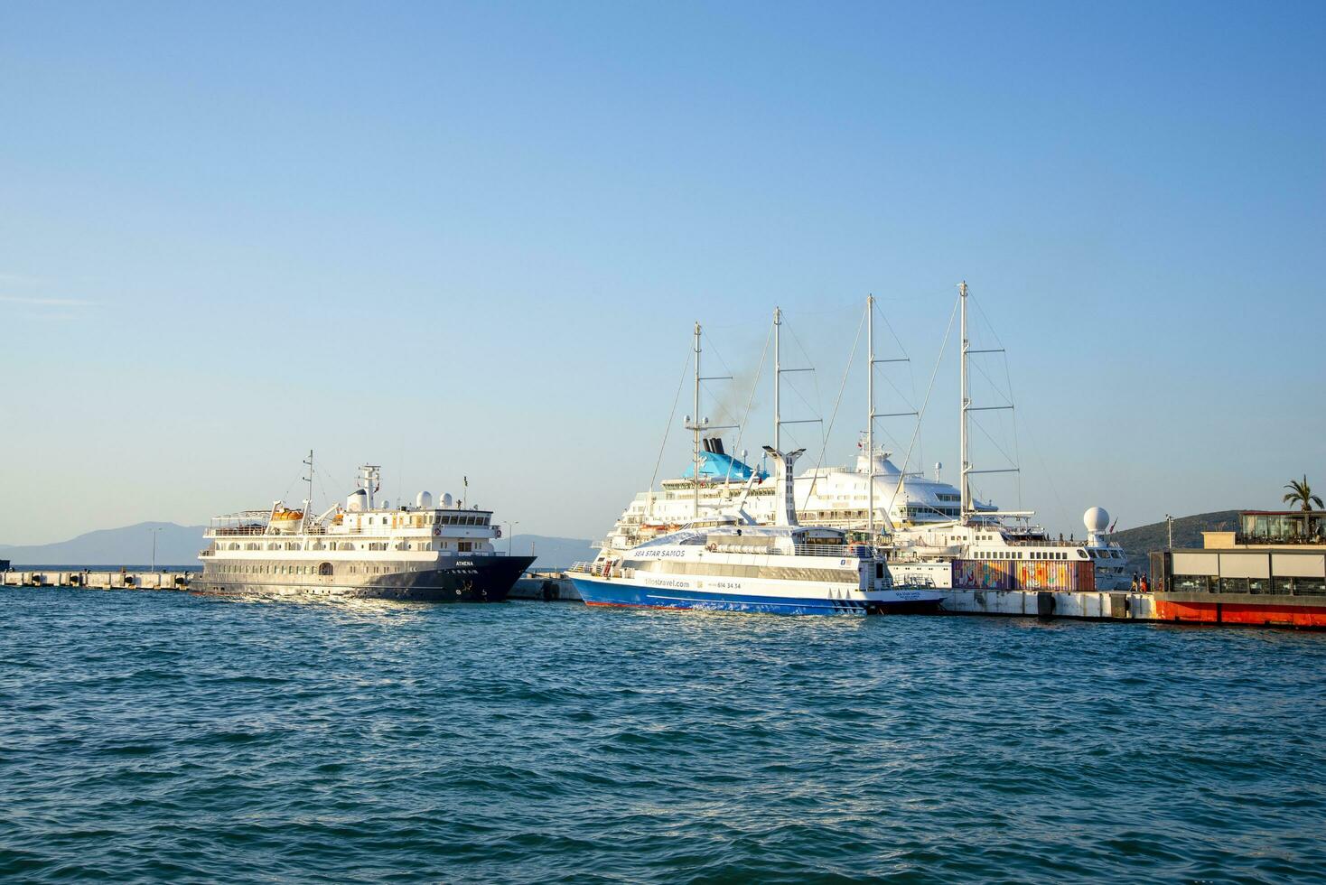 mayo 9, 2023, pavo, kusadasi.mar crucero transatlántico amarrado en el Puerto de el ciudad. foto