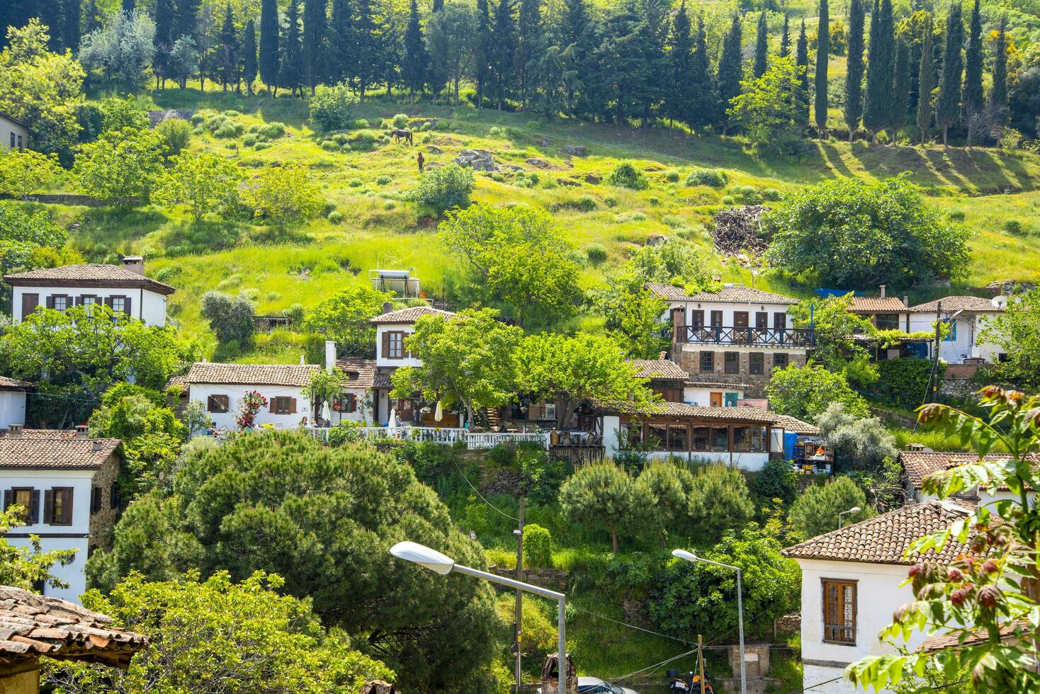 un pueblo en Turquía en un verano y soleado día. foto