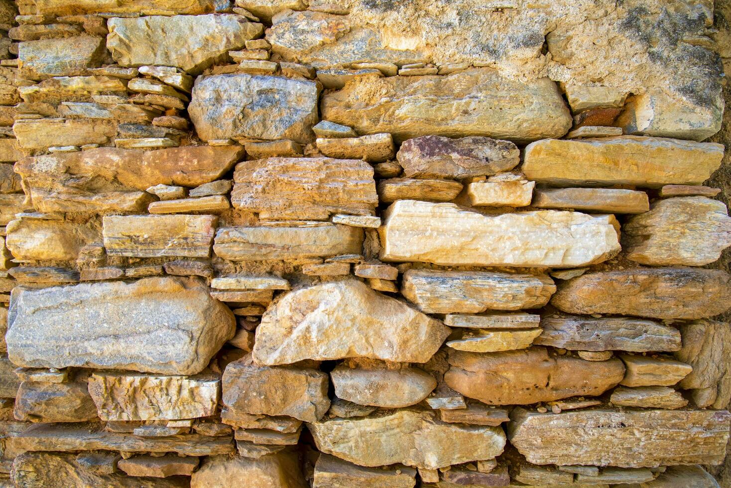 antiguo medieval Roca pared textura antecedentes. foto